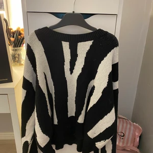 Tröja - Svartvit tröja i skönt material. Storlek S/M, frakt tillkommer 🚚 Buda 💖