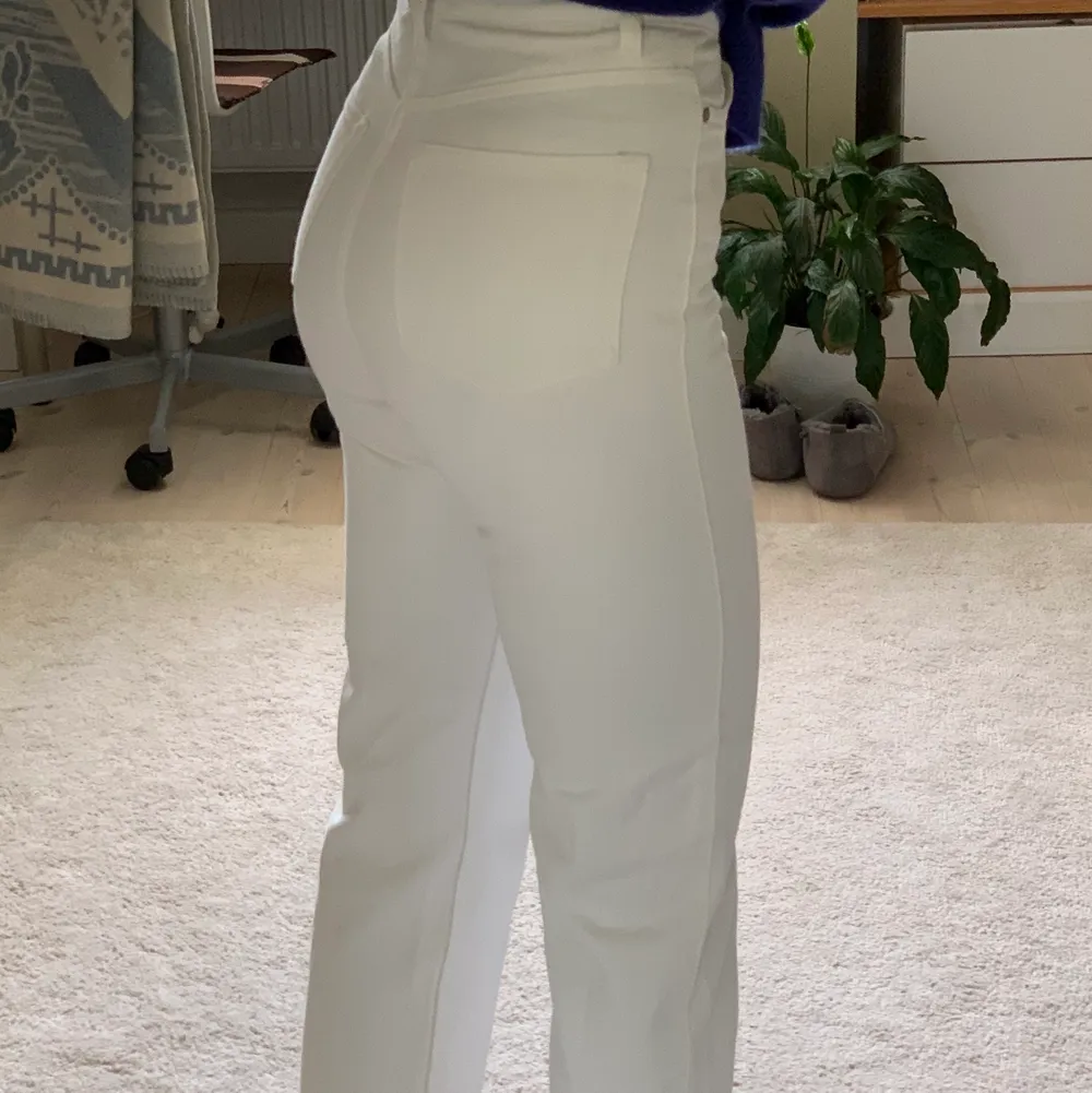 Vita jeans från Weekday i storlek 25/30 modell ”Row”, alltså straight leg. 🥰 Säljer då de är lite små för mig och har flera vita par! Frakt tillkommer <3. Jeans & Byxor.