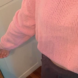 Stickad tröja från hm - Hej!💗 jag säljer denna jätte fina rosa stickade tröjan i storlek m, ganska liten i storleken så de är som en xs. köpte från hm men säljer för jag inte använder den nå mer använd 3-4 ggr säljer för 50 kr+frakt💗