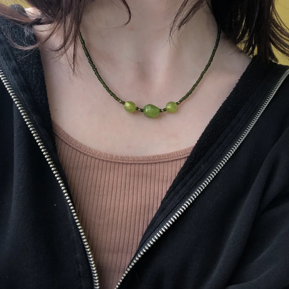  grönt halsband med 3 coola stenar!!!. Accessoarer.