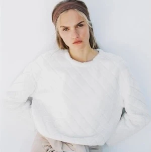 Sweatshirt med fuskpäl - Storlek M, från Zara. Naturfärgat. Användes ALDRIG, säljer för att den inte kommer till användning. Helt ny med etikett på!