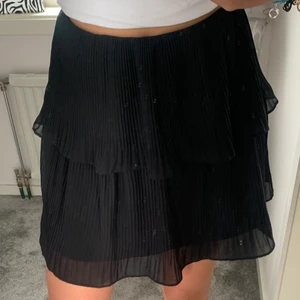 Kjol - Jätte fin kjol från zalando tror jag svart men volanger