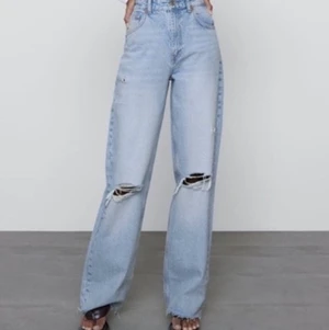 Straight jeans - Raka jeans från Zara i strl 34, kommer inte till användning längre. De är avklippta 5 cm och passar mig som är 164 