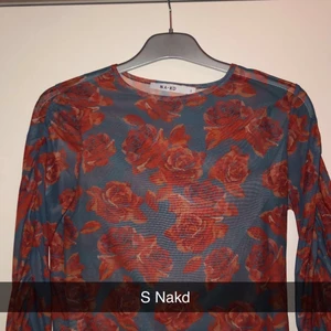Blommig mesh topp!! - Asså hallå!!! Hur fin är inte den här mesh toppen❤️‍🔥!! Perfekt till både fest som till vardag🥰