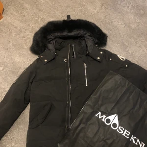 Moose knuckles  - Moose jacka i storlek M, fått jackan i present men inget som passade mig i smaken. Så vill gärna få bort den så snabbt som möjligt. 