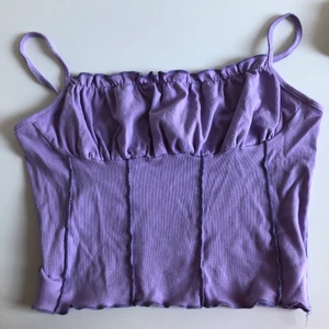 Lila topp - En jättefin lila topp, som har i jättebra skick💜