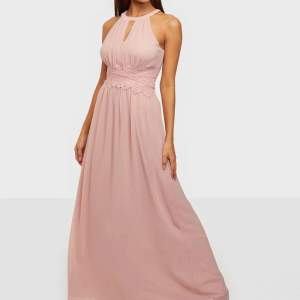 Superfin klänning från Nelly i dusty pink, endast använd en gång. Nypris 549 kr, säljer för 300 kr men priset kan gå ner vid snabb affär! Kan fraktas ❤️