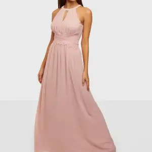 Superfin klänning från Nelly i dusty pink, endast använd en gång. Nypris 549 kr, säljer för 300 kr men priset kan gå ner vid snabb affär! Kan fraktas ❤️
