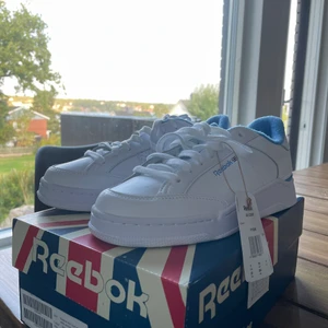 Reebok skor - Säljer dessa snygga skor pga att de tyvärr är två storlekar för stora för mig. Aldrig använda och orginalkartong skickas med vid köp. Kan skicka fler bilder vid efterfrågan.❤️ Pris kan disskuteras! 