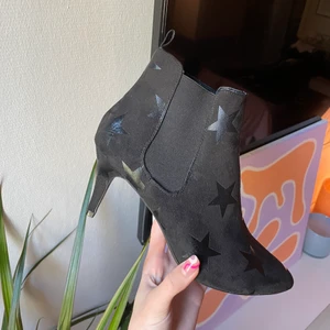 Skor - Klackar från Anine Bings kollektion tillsamman med ginatricot med medföljande dustbag. Normala i storleken. Aldrig använda! 💕