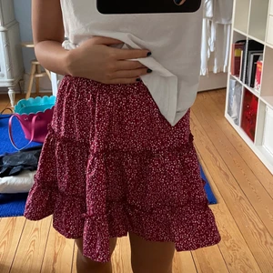 Kjol - Superfin vinröd kjol! Möts upp i Stockholm eller fraktar men då står du för frakten😊