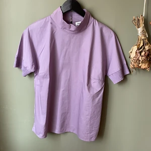 CARIN WESTER - Ljuslila topp från CARIN WESTER i storlek 36. Aldrig använd men utan lappar! 