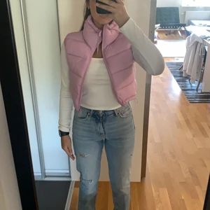 Zara väst - Så fin väst från zara perfekt nu till hösten, super söt å styla med både ljusa och mörka plagg för att få in mer färg i outfiten. Storlek L men sitter som en S, den är kroppad och får även att justera både uppe och nere. Frakt tillkommer på 66kr men kan även mötas upp i Stockholmsområdet. Skriv om ni har frågor eller funderingar! Kram❤️ direktpris 290
