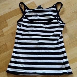 Top svårt och vit - H&m, bra skick, M 