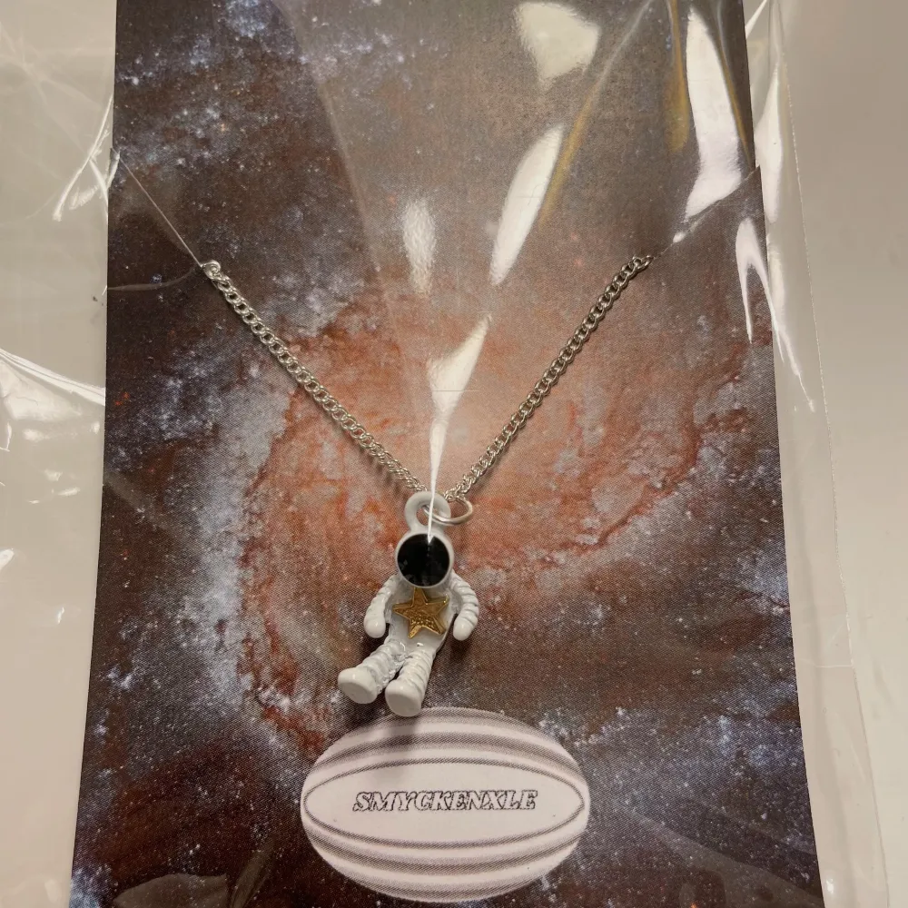 Äntligen släpper jag silversmycken! Först ut är detta superfina halsbandet med en astronaut berlock. Så gulligt och älskar verkligen kombinationen av silver och guld. Finns bara ett begränsat antal så det är först till kvarn som gäller!!. Asusteet.