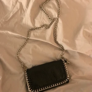 axelbands väska - Jättefin axelbandsväska som jag säljer då den inte kommer till användning, köpare står för frakt. 