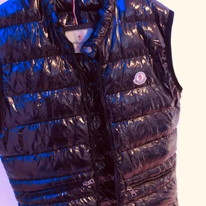 Moncler väst - Hej jag säljer min moncler väst äkta i storlek s priset går att diskuteras 