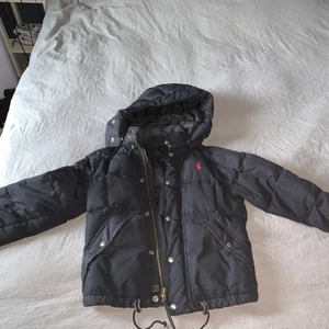 Svart jacka från Ralph Lauren - Säljer min svarta jacka från Ralph Lauren som inte används längre, använd en del men är nytvättad!💕 Storlek s och är jättefin på! 