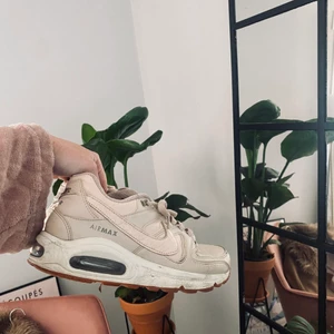 Nike air max strl 38 - Säljer ett par fina beiga Nike skor i skinnmaterial. Lite lite sönder, se andra bilden. Super sköna ✨