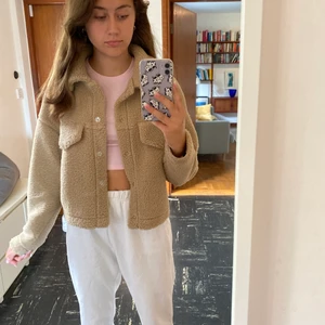 Brun Teddy jacka  - Jag säljer min bruna Teddy jacka för den kommer aldrig till användning. Storlek XS. Frakt tillkommer💖💖