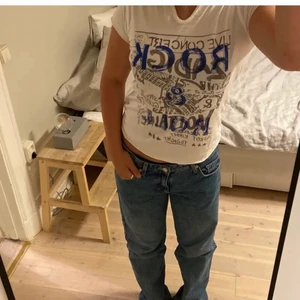 Zadig & Voltaire tshirt - Säljer min super snygga Zadig tshirt för den är lite liten. Storlek XS men skulle säga S. Lånade bilder, bara att skriva om du vill ha fler bilder eller har någon fråga!