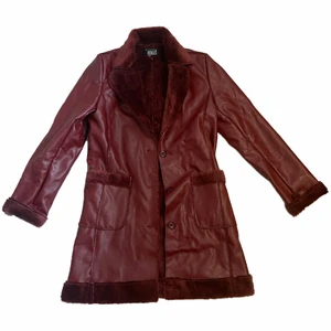 Röd kappa - Röd skinnkappa med pälsdetaljer och en gosig insida med päls😍