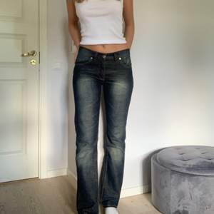 Lågmidjade jeans från crocker i storlek W29L34. Jag är 175 cm och de passar bra i längden (se sista bilden). Möts i Stockholm eller fraktar🥰