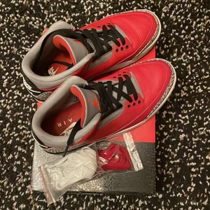 Jordan 3s retro fire red - Jordan 3s fire red          Storlek:44     Inklusive: två skosnöre (vit och röd) och med den originella boxen. Bra skick. Pris kan ändras
