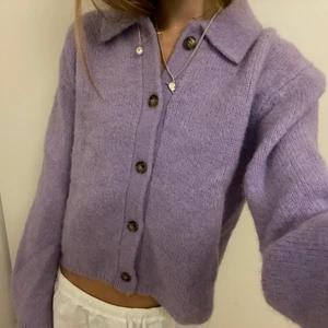 Stickad tröja - Jätte söt och fin stickad tröja från & Other stories! Jättefint skick och sparsamt använd! 