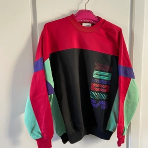 Vintage Adidas sweatshirt - Vintage Adidas tröja, typ 80-tal? 😍✨ Oversize modell, men passar S-L beroende på hur tight man vill ha den, funkar nog precis lagom på en M 💓💖 I fint vintage skick, finns nån fläckar/märken och noppor här o var, men det ger mest vintage charm 🌴💚