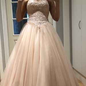 En otroligt fin balklänning - Balklänning i storlek 34-36 aldrig använd pga. att den är för kort till mig som är 171 cm. Snörning i ryggen.