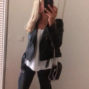 Tiamo väska  - En super fin tiamo väska som tyvvär inte kommer till användning längre! Den är i bra skick och ser helt ny ut❤️  skriv till mig om ni är intresserade!!