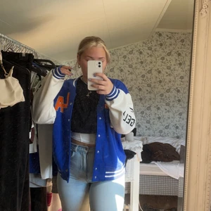 Collagejacka  - Hej! Jag säljer min collagejacka som jag köpt har på Plick! Använd den fåtal gånger men är som ny!! Den är oversized så skulle säga att den är mer som M❤️‍🔥 köpte min för 670 kr så köp direkt för det priset eller kör vi en budgivning om flera är intresserade ❤️‍🔥❤️‍🔥❤️‍🔥❤️‍🔥 2 sista bilderna är lånade ! Andra är ifrån tjejen jag köpte av!!