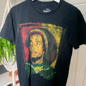 Snygg Bob Marley T-shirt från märket Bob Marley®️ i 100% bomull💛 Skulle säga att den passar både S och M💚 (Skriv om ni vill ha fler bilder på plagget) 