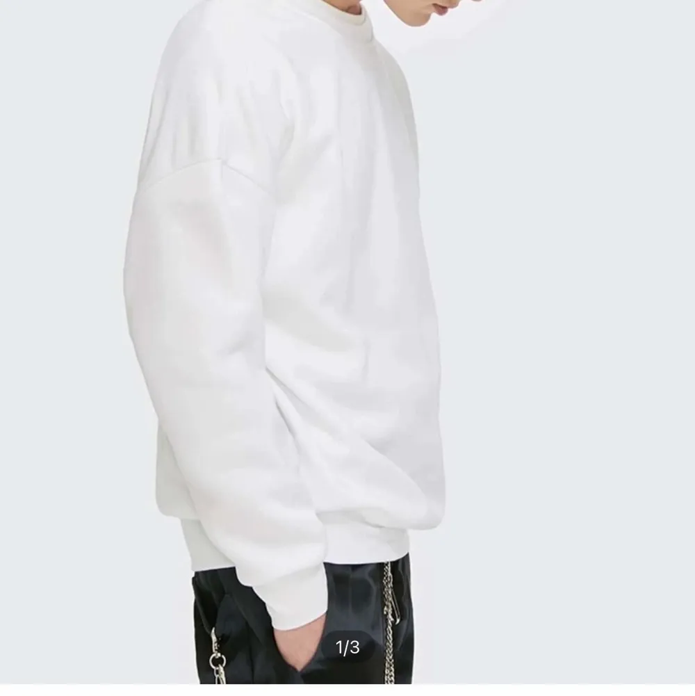 En vit sweatshirt som är köpt från Shein. Den var lite för liten för mig så säljer den. Plagget är i storlek L. Använd 1 gång och tvättas såklart innan den postas👍🏻 Orginal pris: 159kr Säljer för 100kr med frakt. Toppar.