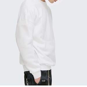 En vit sweatshirt som är köpt från Shein. Den var lite för liten för mig så säljer den. Plagget är i storlek L. Använd 1 gång och tvättas såklart innan den postas👍🏻 Orginal pris: 159kr Säljer för 100kr med frakt