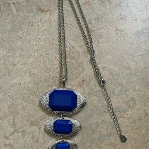 Mörkblå,silvrig halsband - Mörkblå och silvrig halsband