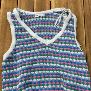 Supersöt slipover i fina färger! 💗💚💙🤍 - Intressekoll på denna jättefina väst! Den i strl s  men skulle nog passa på m också! Säljer pga att den satt lite konstigt på mig! ✨ säljer för 149 kr! 💐 