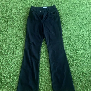 Kostymbyxor från Na-kd - Säljer dessa då det inte passar mig längre. Storlek 34 och är från en influensers kollektion. Jättesnygga men tyvärr så passar de mig inte.