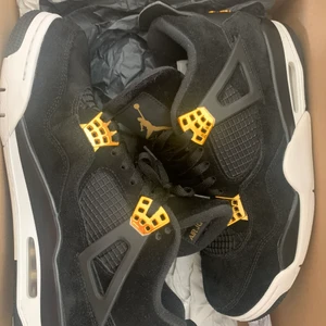 Nike Jordan 4, (royalty) strl 42,5 - Skick 9/10 precis som ny, använd enbart ett fåtal gånger.