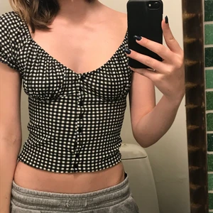 Tröja - Säljer denna söta tröjan! Köpt från Plick för ett tag sen men har använt Max 3 gånger. Stretchig material så den skulle passa xs-L😊