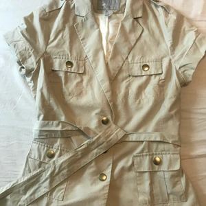 HM kortärmad skjorta/ kavaj - Oanvänd, endast tvättad. Strl XS