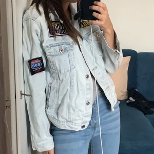 Pullandbear jeansjacka med tryck - Lightwash jeansjacka i storlek XL från pull and bear. Skitsnygg, men lite sliten därav priset