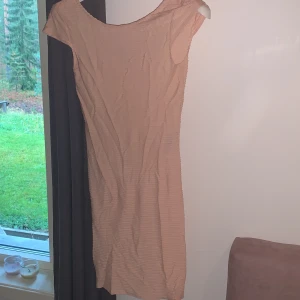 Ljusrosa klänning i strl xs💕 - Jättefin klänning med ett randigt material på tyget✨Den är inte så uringad men fortfarande jättefin🌸