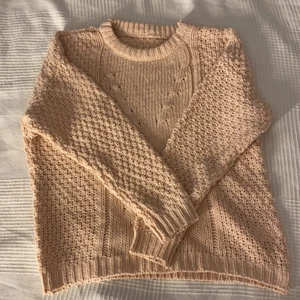 Ljusrosa tickad tröja !!💖 - Inte använd mer än 2 gånger och köpt av en annan tjej här på plick ⚡️ super fin men kommer inte heller till användning 💖 storlek XS/S⚡️⚡️⚡️⚡️