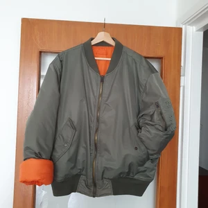 Vintage bomberjacka - BUD ÄR BINDANDE, BUDA EJ OM DU INTE TÄNKER KÖPA! Bomberjacka köpt på Episode i Amsterdam för 3 år sen. I fint men använt skick, se bild för liten fläck samt litet hål i kragen. Postas för 115kr, möts ej upp.
