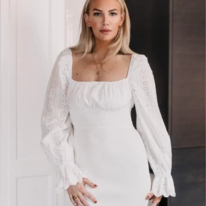 Adoore klänning - Säljer min fina studentklänning från adoore. Använd en gång. Är i ny skick. Storlek xs och är lagom lång för mig som är 160. Nypris 1495, mitt pris 1000. Dm vid frågor❤️❤️❤️