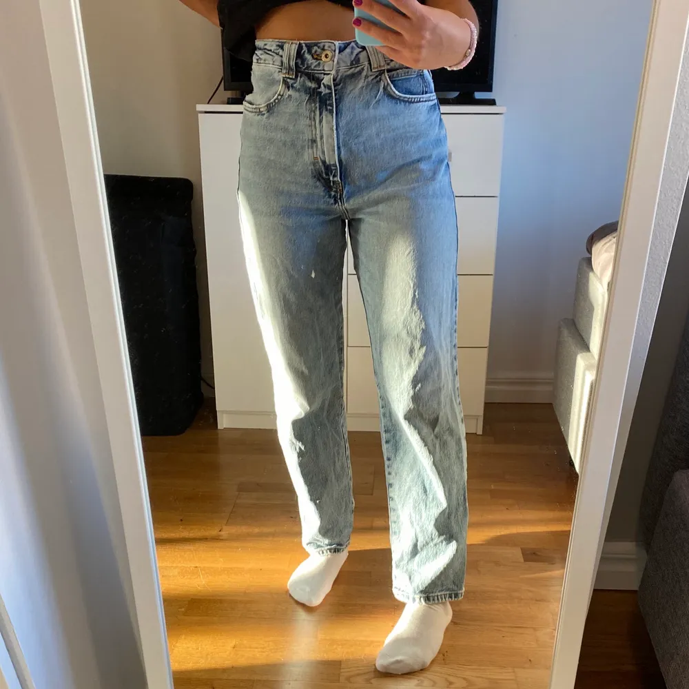 Ljusa jeans från Zara. Mycket bra skick men kommer inte till användning längre. Jag är 163 och har vanligt vis storlek 36. . Jeans & Byxor.