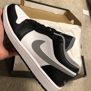 Air Jordan 1 low - Säljer dessa Jordan 1 low (black/ Particle grey-white). Helt oanvända och nya. Kommer med i kartongen. 