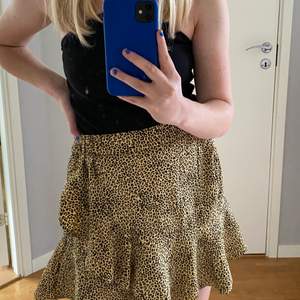 Säljer en leopardmönstrad kjol köpt på Gina tricot i storlek 36. Väldigt fint skick och perfekt till sommaren! Köparen står för frakten.